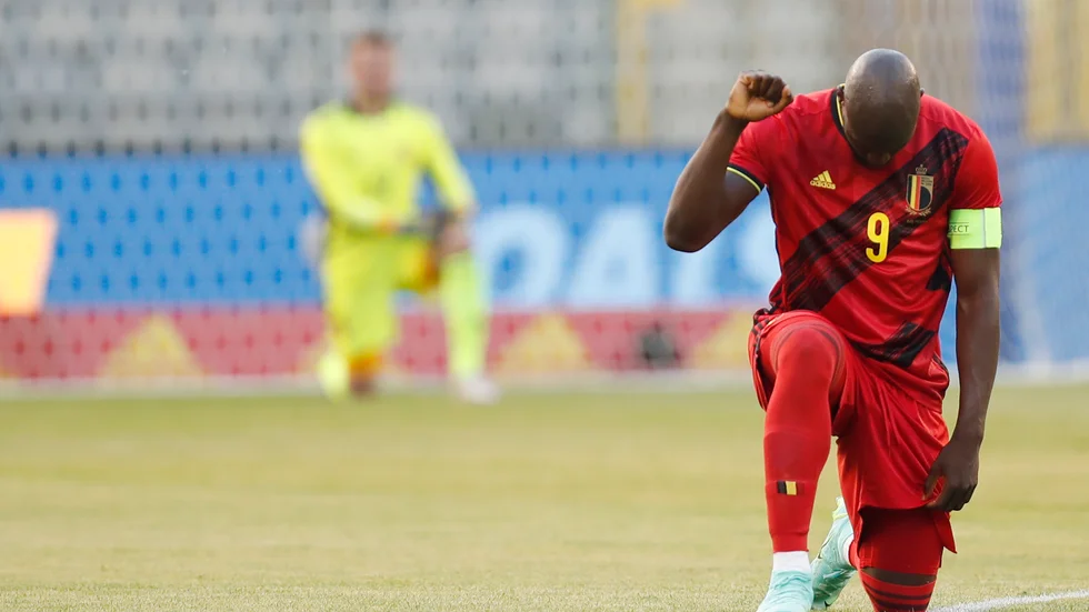 Belgiens anfallsstjärna Romelu Lukaku knyter näven för Black Lives Matter i en träningsmatch inför fotbolls-EM. 28-åringen är en nyckelspelare när "de röda djävlarna" är ute efter att äntligen vinna en titel.