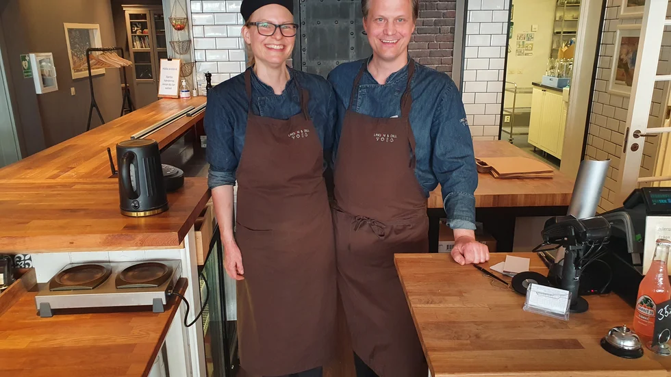 Krögarparet Morgan Lundin och Emelie Jeppsson tilldelas Norrköpings hedersmedalj för sitt arbete med restaurangen Lingon och Dill.