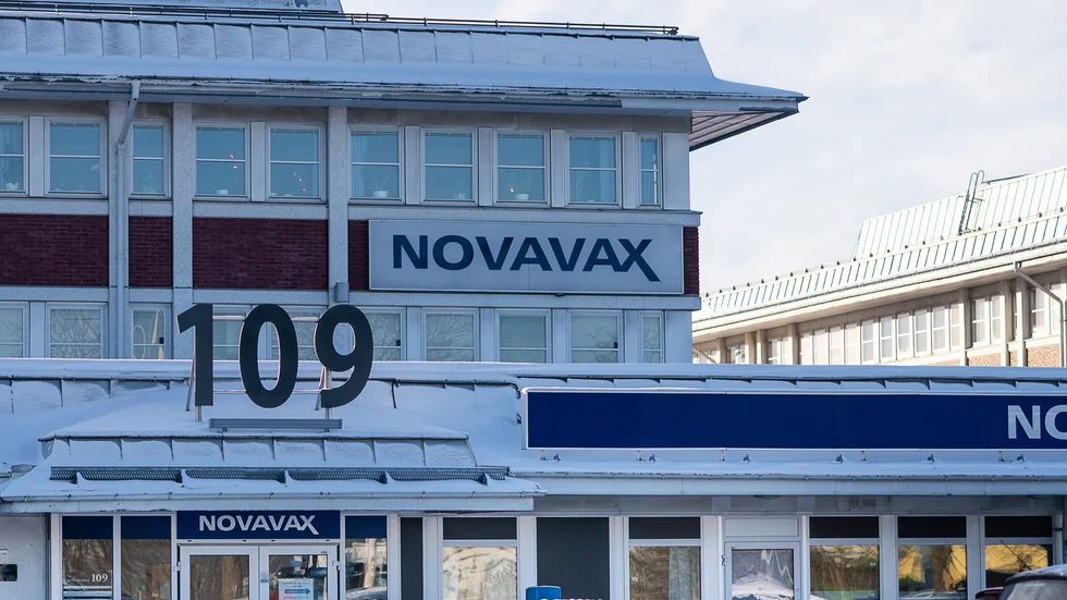 I dag tillverkas vaccinets förstärkningsämne av ett dotterbolag till Novavax i Uppsala. Om EU ger en tumme upp till vaccinet är Sverige garanterade 2,2 miljoner doser under de kommande två åren. Vaccinet är enligt WHO ett "akutvaccin" främst tänkt att öka vaccinationstäckningen i låginkomstländer.