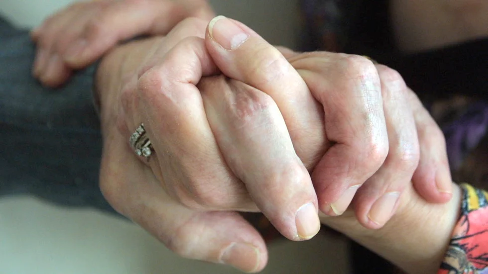 Det finns dagar då pappa har bett kommunen om hjälp, hjälp med anpassning som hjälper honom att hjälpa. Det synsättet finns inte i regelverket, skriver dottern.