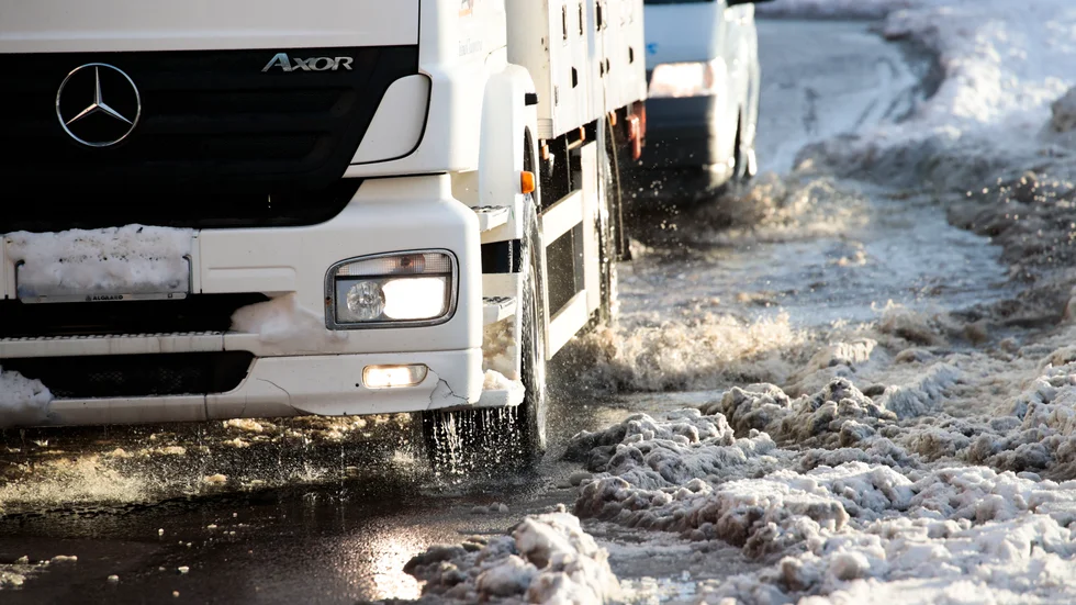 Just idag duggade det och det var slaskigt på vägbanan efter att årets första snö kommit på tillfälligt besök.