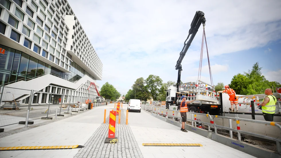 Jimmie Hultgren, Johanna Westberg och Jörgen Karlsson från Lambertsson arbetar med avspärrningarna vid vägen förbi Mälardalens högskola nya campus.
