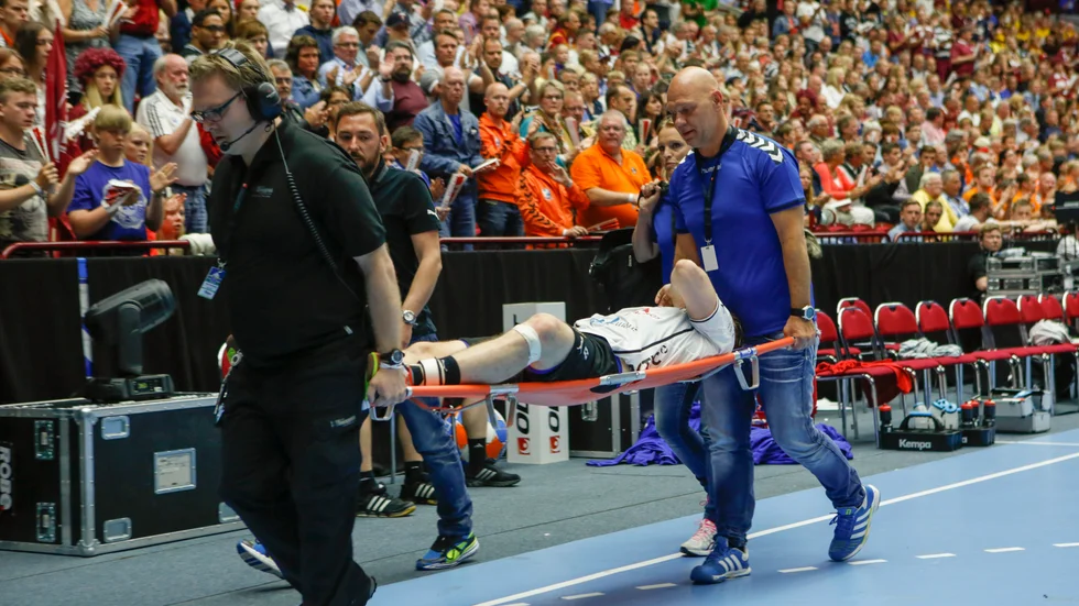 Joacim Ernstsson bärs ut på bår under handbollsfinalen mellan Lugi och Alingsås HK. Fem månader senare drabbas av han av hjärtstopp när hans lag Lugi möter Kristianstad. Arkivibild.
