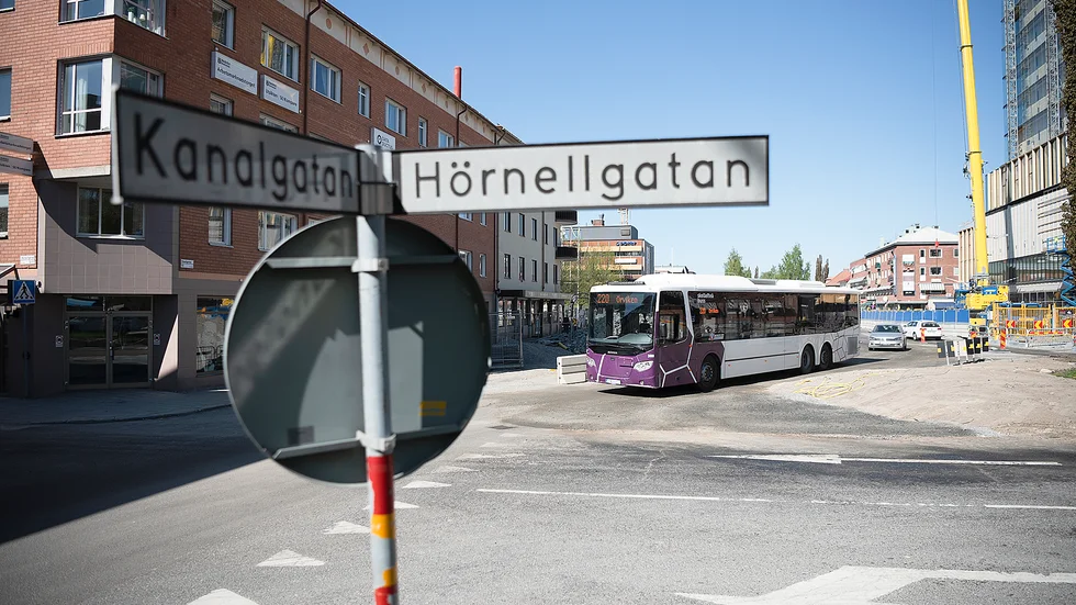 Skribenten vill ha en busshållplats vid torget och kulturhuset. 