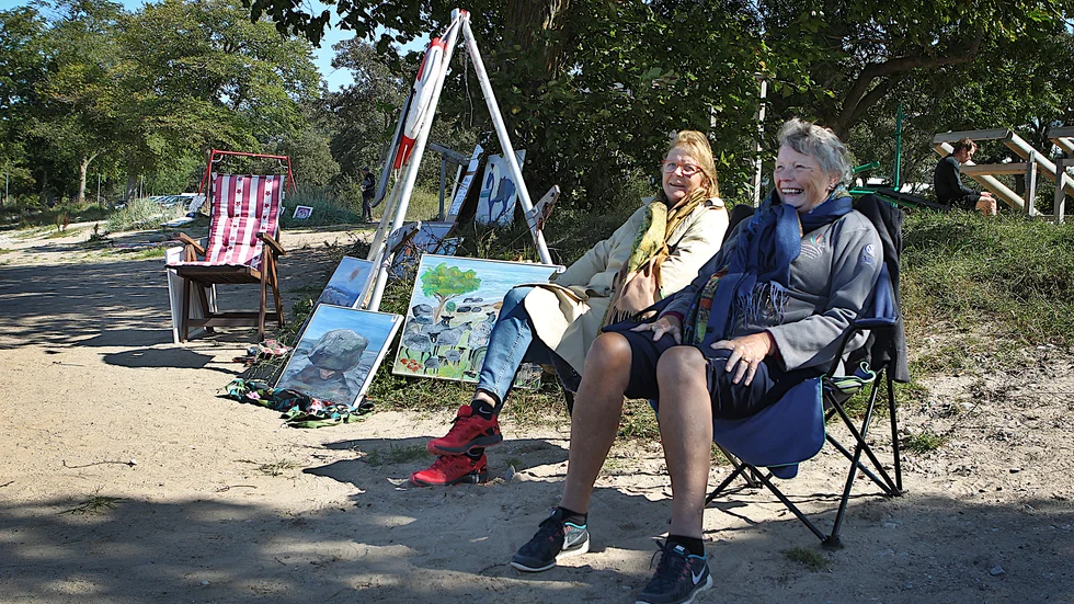 Systrarna Inger Lindfors och Eva Wiklund var två av utställarna.