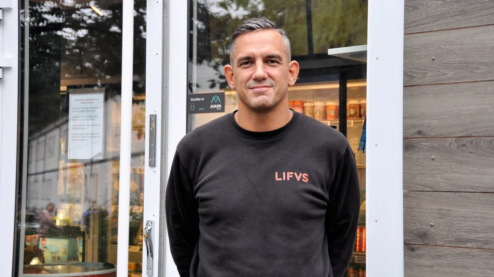 Lifvs butiker är obemannade, men butikchefer ser till att varor fylls på och håller ordning och reda. "I princip varje veckodag är jag på plats någon gång under dagen", säger Alex Garcia, butikschef för Lifvs tre affärer i Uppsala. 