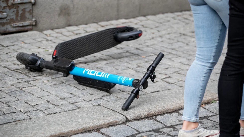 En slängd elsparkcykel – snart ett minne blott? Arkivbild.