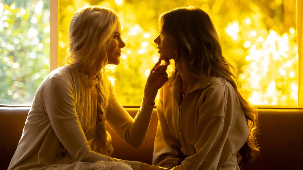 Masha (Nicole Kidman) behandlar den utseendefixerade Jessica (Samara Weaving) i "Nine perfect strangers". Pressbild.