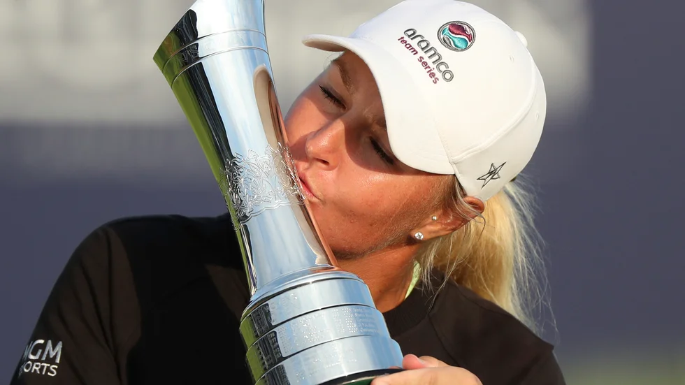 Anna Nordqvist kysser pokalen efter segern i British Open.
