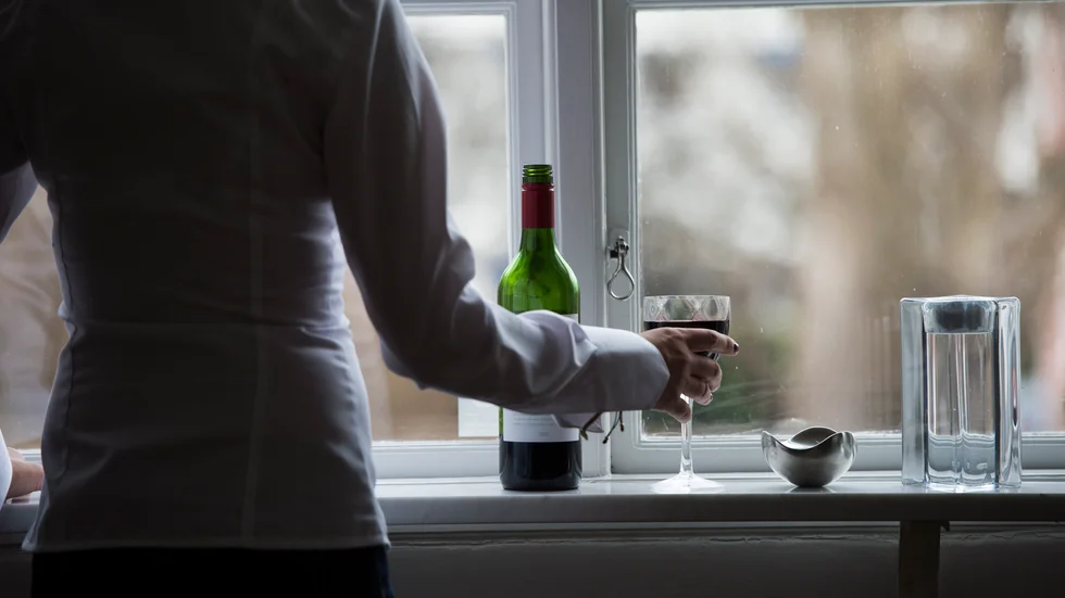 Många kan ganska enkelt dra ned på sitt alkoholintag efter semestern, men inte alla. Arkivbild.