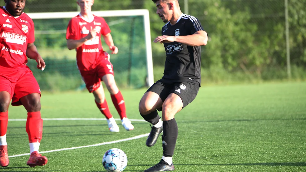Servan Alagöz är en av spelarna som får ett extra plus av tränaren Karwan Zarifnejad.