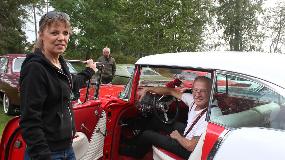 Lena Hermansson och Christer Henriksson, Linköping med  Christers Chevrolet Bel-Air från 1955: "Jag gillar modellen, den var den första som kom efter de riktigt bulliga Chevorna. Det var ett återfall från ungdomens glada dagar i Åtvidaberg. Jag tänkte att jag ville ha en sån bil innan jag avlider och köpte denna från San Francisco 2009.", säger Christer.