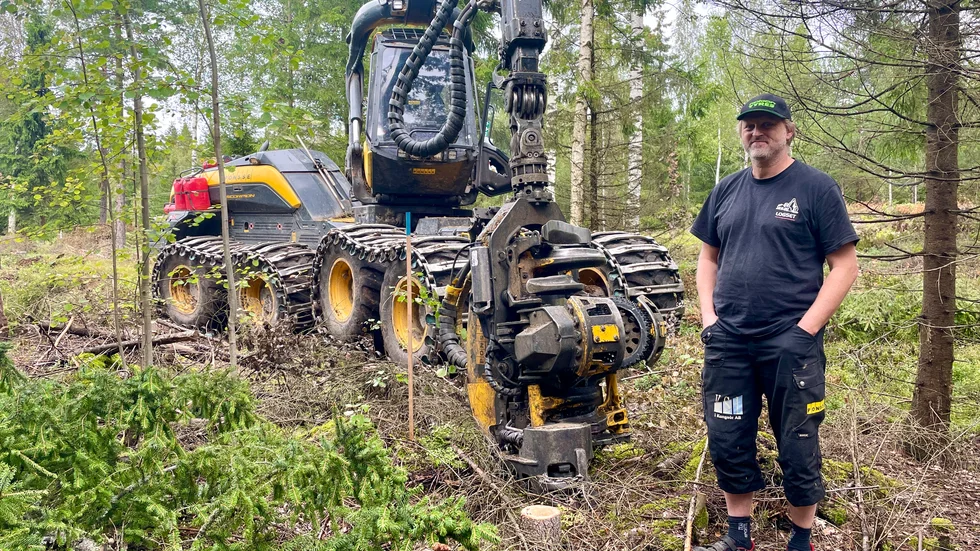 Jörgen Karlberg sköter skogsavverkningen utmed riksväg 56. "En dator räknar ut var det blir bäst ur ett ekonomiskt perspektiv att såga av det fällda trädet", säger han. 