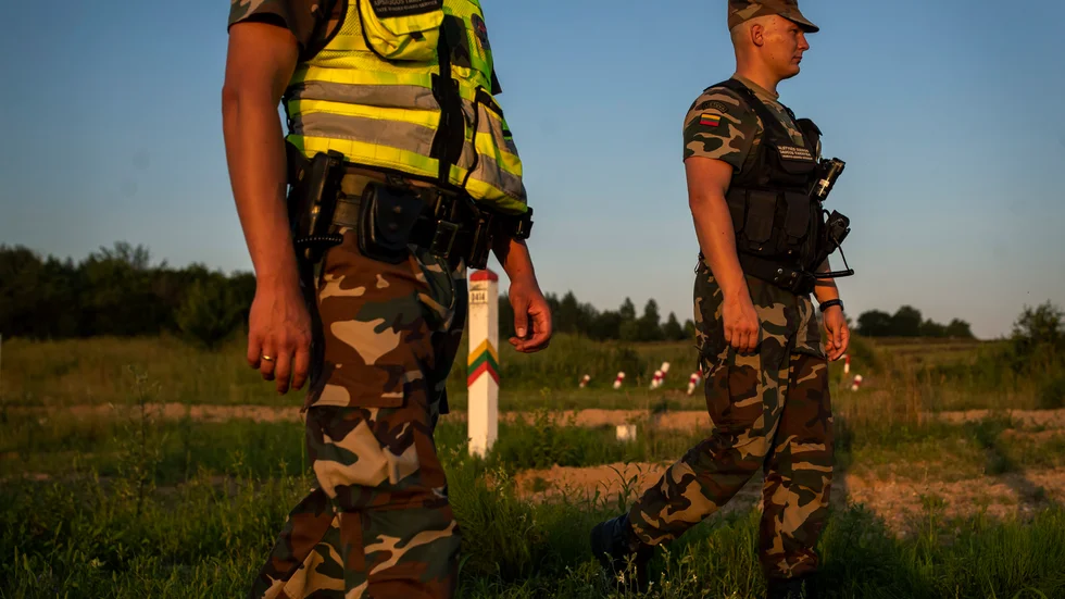 Litauisk polis patrullerar gränsen mot Belarus. Arkivbild.