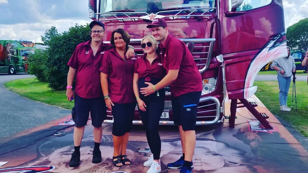 Erik Lundman, Haidie Lundman, Nike Tjärnström och Simon Lundman har radat upp för fotografering. Tillsammans med övriga team-medlemmar vann de priset för bästa team i helgens lastbilsutställning Power Truck Show i finska Alahärmä.