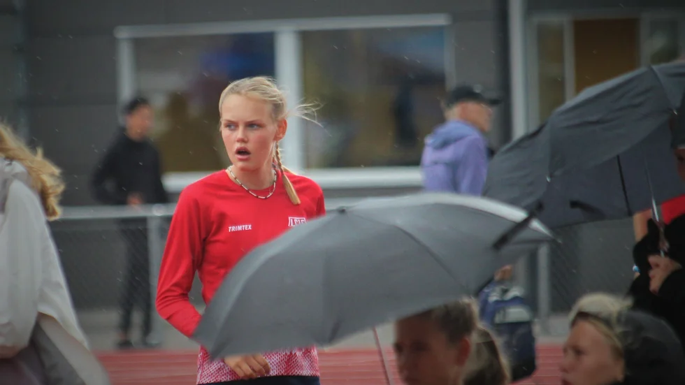Emelie Nyström mitt i ovädret som pausade höjdhoppskvalet. 