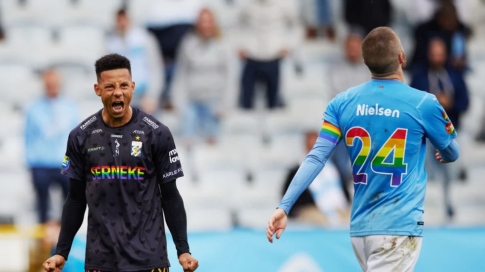 IFK Göteborgs Tobias Sana jublar efter att ha satt matchavgörande 3–2 borta mot Malmö FF på straff på tilläggstid.