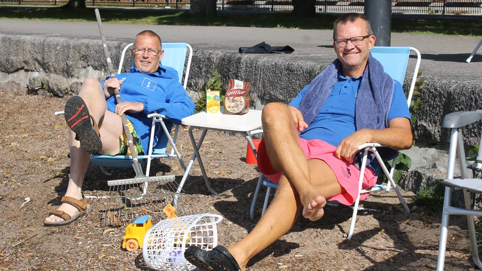 Nils-Ingvar Graan och Erik Forslund, KD Motala, kampanjar för en ny badstrand i centrum.