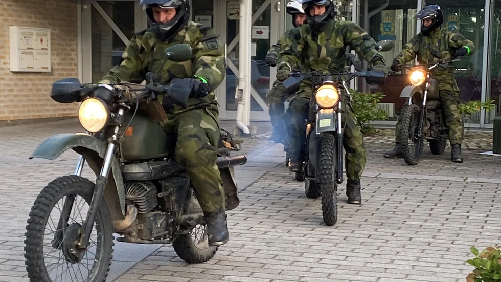 Polisen har begärt stöd av fyra mc-förare från hemvärnet.