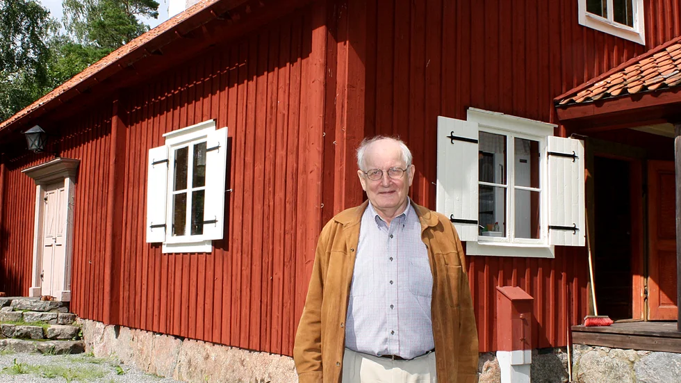 Lars Torsner framför hembygdsgården.