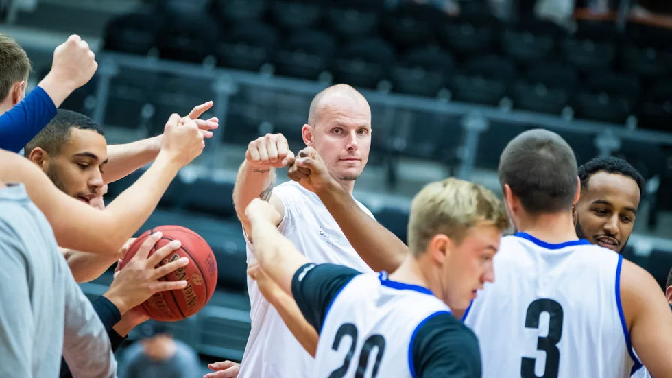 Maciej Lampe, på plats på BC Luleås träning. Under helgen bestämmer sig svenskpolacken om sin framtid och på måndag kan BC Luleå få besked.