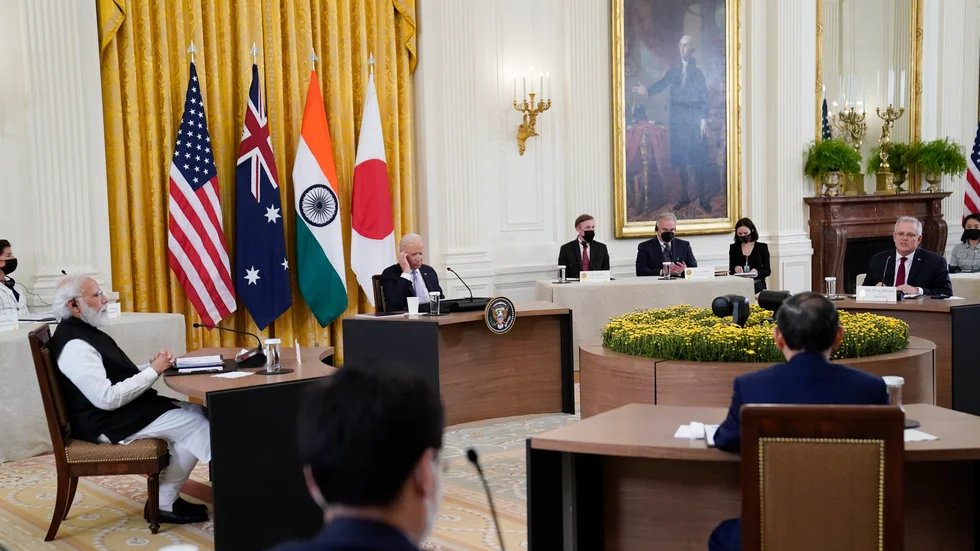 USA:s president Joe Biden (i mitten) tar emot Indiens premiärminister Narendra Modi (till vänster), Australiens premiärminister Scott Morrison (till höger) och Japans premiärminister Yoshihide Suga (till höger med ryggen mot kameran), i Vita huset.