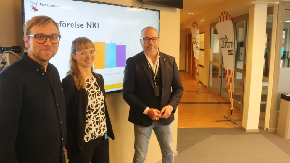 Näringslivschefen Nicklas Larsson, verksamhetsutvecklaren Emma Wredenberg och förvaltningschefen Jan Johansson är glada över att Piteå kommun står sig bra i jämförelse med andra kommuner.