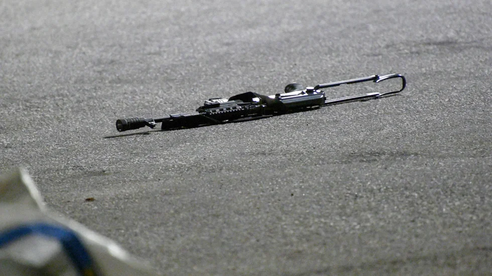 Till och med juli i år anmäldes omkring 5|000 vapenbrott. Bilden är tagen under en polisinsats i Malmö 2019.