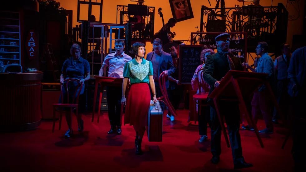 Klara Enervik spelar huvudrollen som "Amélie" som fått lära sig att inte släppa in andra människor i sitt liv och att inte riskera att drabbas av starka känslor. 