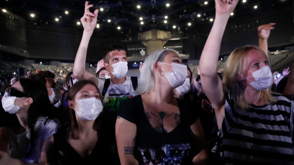 Glada fans när rockbandet Indochine spelade i Paris i maj, för att testa hur det går att hålla konserter efter coronapandemin. På lördag blir bandet testpiloter även i Bryssel för en gratiskonsert på Grand-Place. Arkivfoto.
