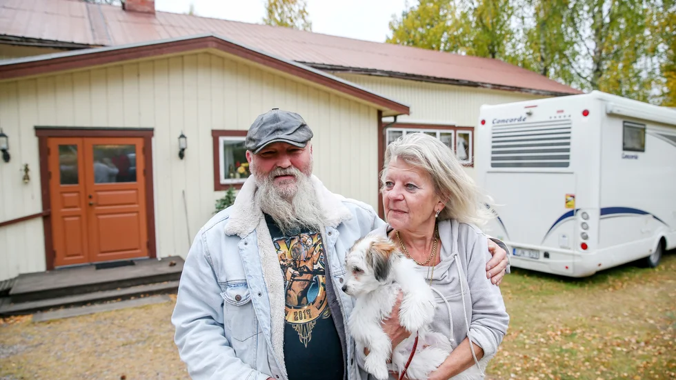 Lena Boström med maken Göran Eriksson framför huset i Svartlå. När regnet och rusket kommer i oktober drar paret liksom flyttfåglarna vidare till sydligare breddgrader. "Vi åker till Spanien där det är varmt och skönt i vår husbil", säger Lena Boström.