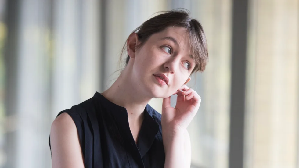Sally Rooney är en irländsk författare. Hon debuterade 2017 med romanen "Samtal med vänner". Senast gav hon 2019 ut den hyllade boken "Normala människor".