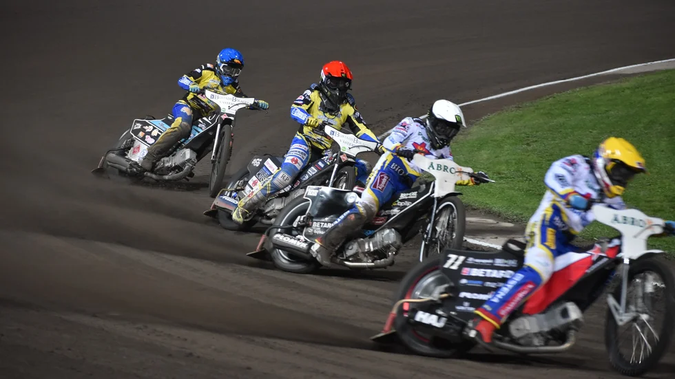 Dackeduon Maciej Janowski och Tai Woffinden visad storform i semireturen mot Västervik. Här är de på väg mot en femetta. 