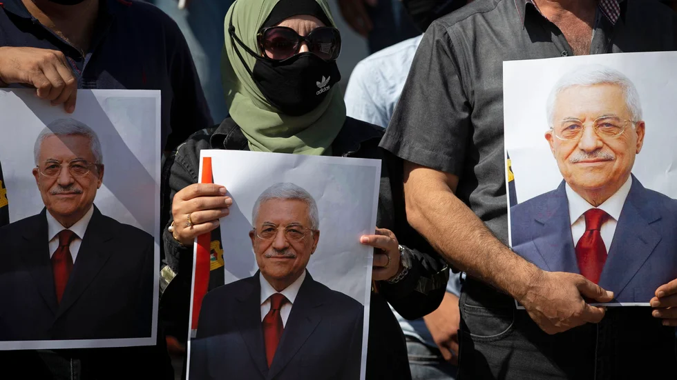 Boende i staden Tubas håller i bilder av den palestinske presidenten Mahmoud Abbas i samband med att han meddelade att val skulle hållas under 2021. Arkivbild.