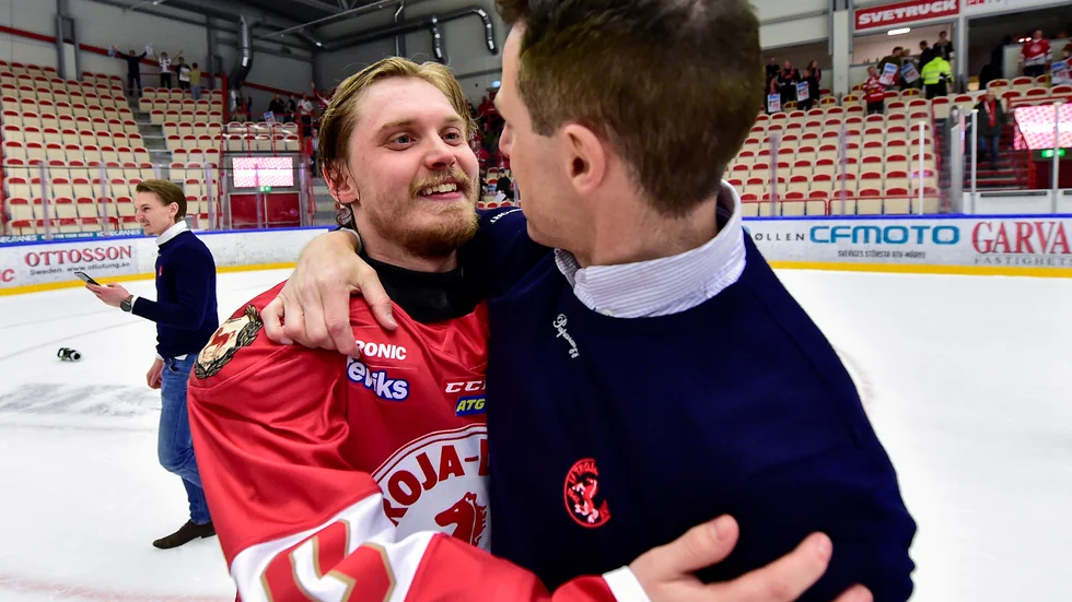 Jesper Ylivanio jublar tillsammans med en av ledarna i Troja efter att avancemanget till Hockeyallsvenskan blev klart.