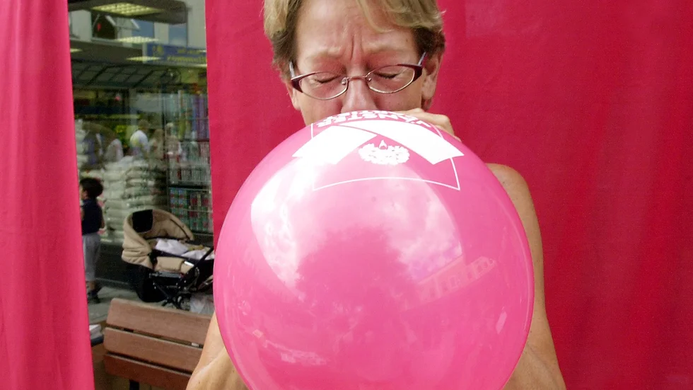 Gudrun Schman som blåser upp en ballong får illustrera problemet.
