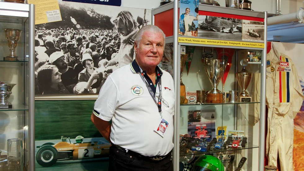 Reine Wisell var på besök på Motala motormuseum för två år sedan. Nu föreslås racinglegendaren stå staty på platsen, i ett medborgarförslag till kommunen.