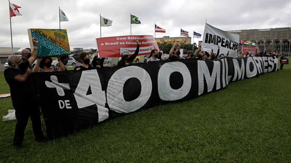 Demonstration utanför kongressen i Brasilia under fredagen, mot hur landets regering hanterat pandemin.
