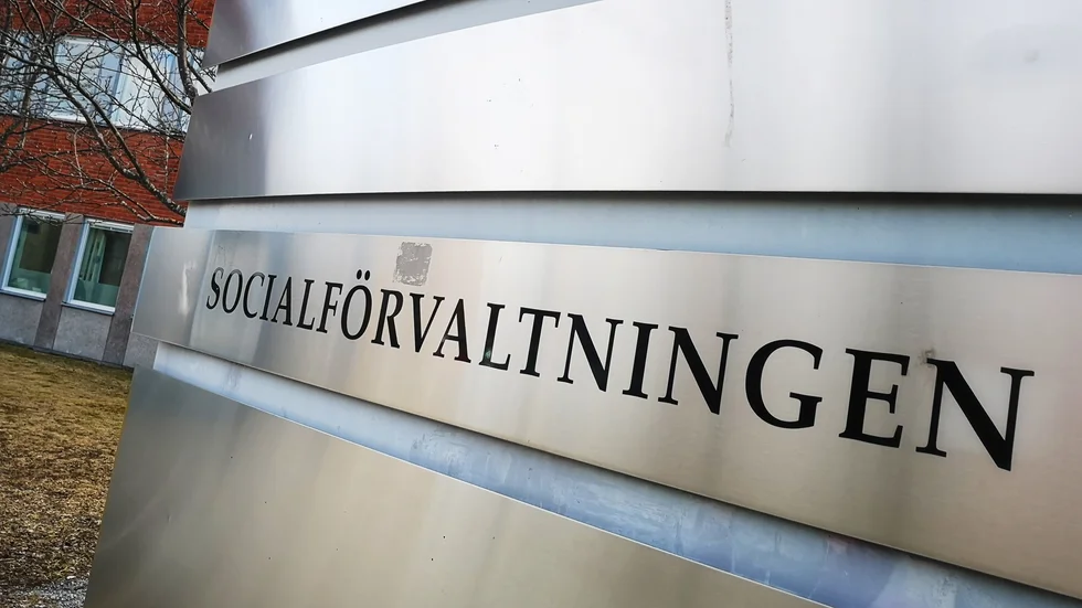 Luleå kommuns socialförvaltning har gjort en anmälan enligt lex Sarah, sedan en medarbetare hållit fast och skakat en dement brukare på ett boende.