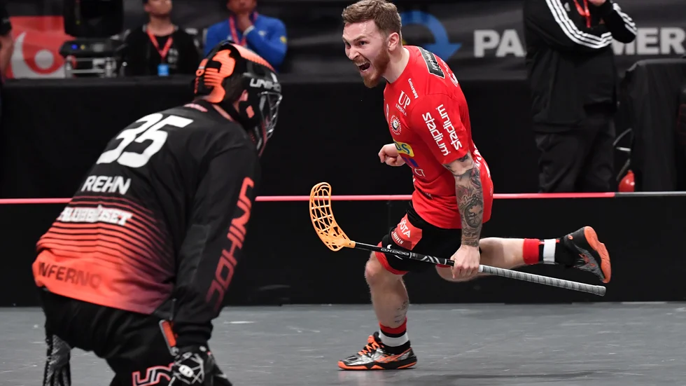Jimmie Pettersson har just skjutit 4-3 mot Falun i Storvretas senaste final 2019.