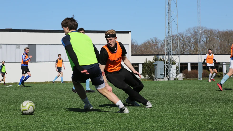 Gustaf Lawergren med bollen jagas av Elias Stenhoff. IFK är precis som i fjol seriefavorit.