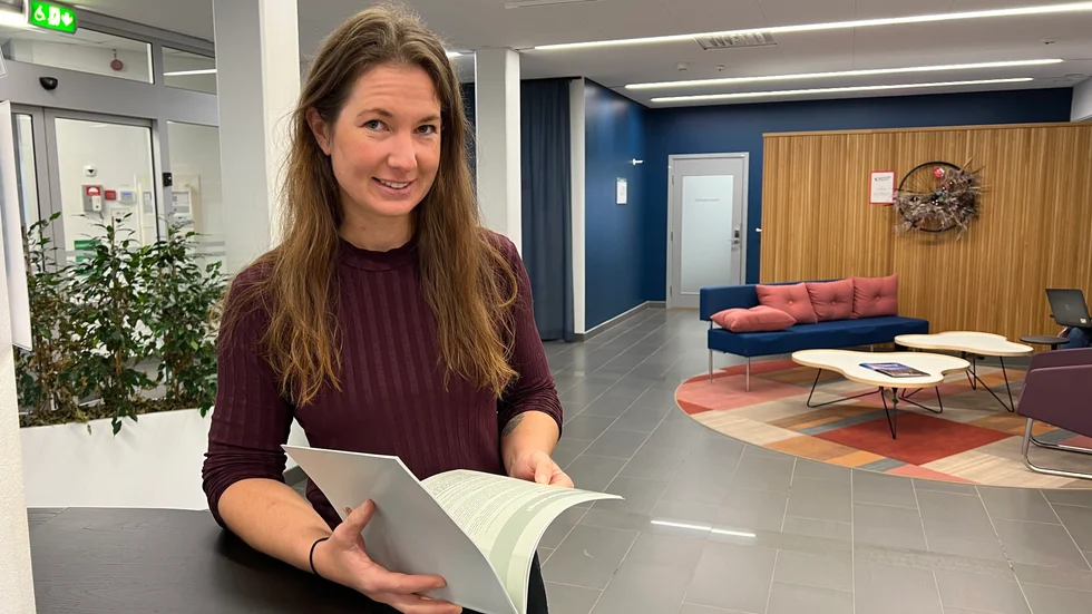 Linnéa Gunnarsson-Knutsson tipsar om att sänka golvvärmen för att spara el. Hon är energirådgivare hos Linköpings kommun. "Man kan lägga på en matta om man tycker att det är lite för kallt", säger hon. 