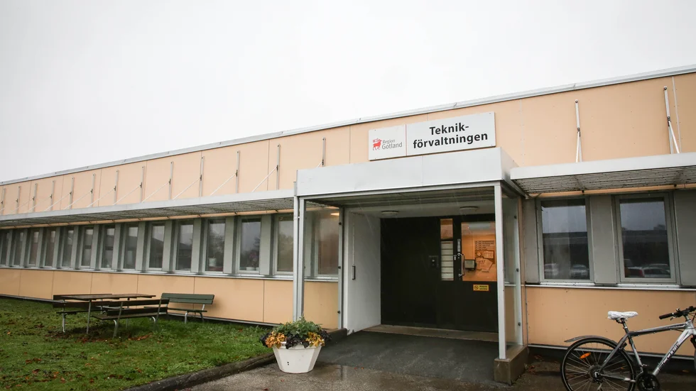 Det finns en rad stora frågor och problem på förvaltningen som först måste lösas innan det kan bli tal om konkurrensutsättning av slamtömningen.