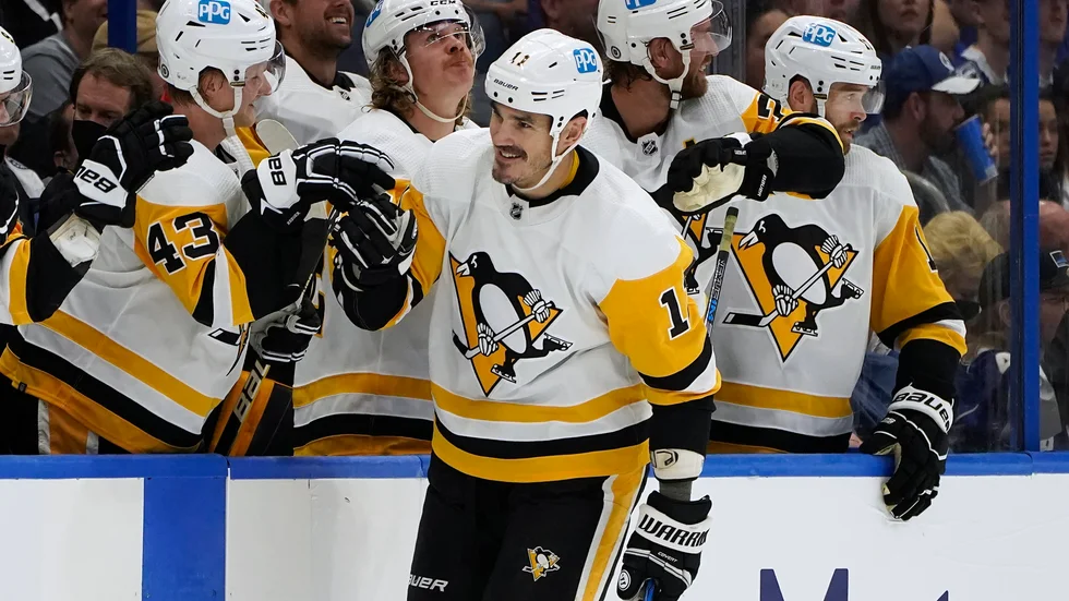 Pittsburghs Brian Boyle firar med sina lagkamrater efter att ha gjort mål i sin NHL-comeback.