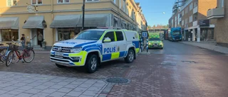 Cyklist körde in i bil på Köpmangatan – tas till sjukvård för kontroll