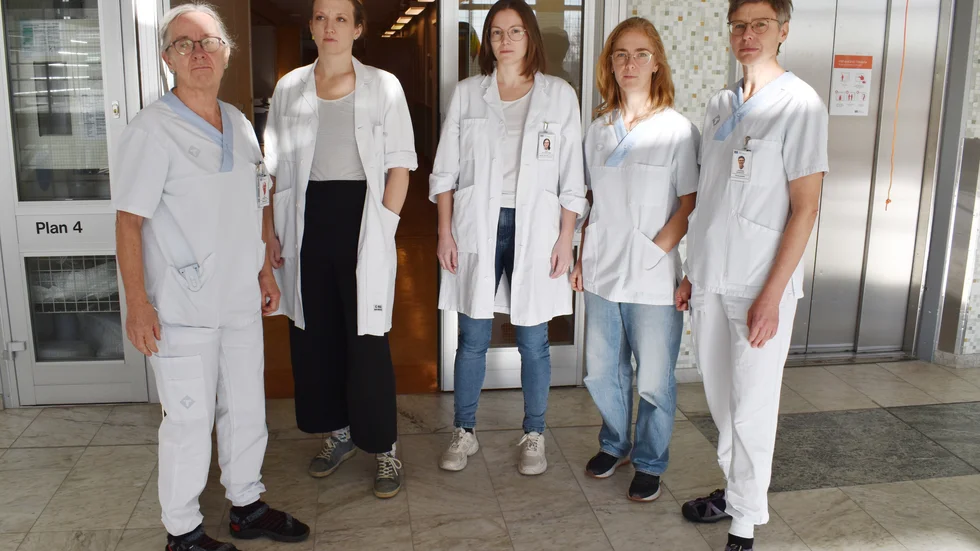 Elin Bondestam, Ingrid Fhärm, Elin Zetterström,  Hannelore Wenkeler och Johanna Sundqvist, samtliga läkare vid kvinnokliniken i Skellefteå, rasar mot beslutet att helt dra in deras slutenvårdsplatser. ”Det känns som ett skämt och är orimligt ur ett jämställdhetsperspektiv”, säger de. 