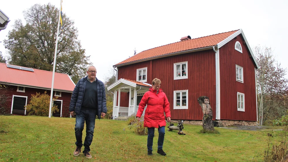 2011 köpte Lennart och Berit Everhill en fallfärdig gård djupt inne i skogen utanför Rimforsa. Nu är den upprustad, men gamla tapeter, golv och eldstäder är bevarade. 