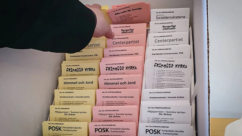 På den här bilden, tagen av en av valförrättare, syns de utbytta valsedlarna.