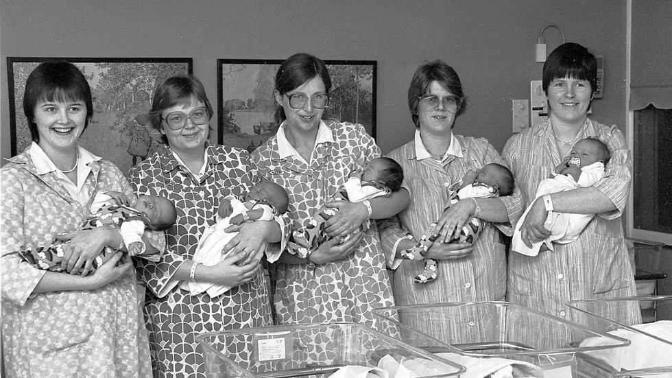 ”Rekordmammorna” med sina små, födda vid Piteå BB måndagen den 15:e februari 1982. Från vänster: Åsa Fjällström Rosvik, födde en flicka, Ing-Britt Gustavsson Jävrebyn, en pojke, Birgitta Ericsson, Piteå, en flicka, Catharina Nyström, Öjebyn, en flicka och Eva Nyman, Arvidsjaur, en flicka.