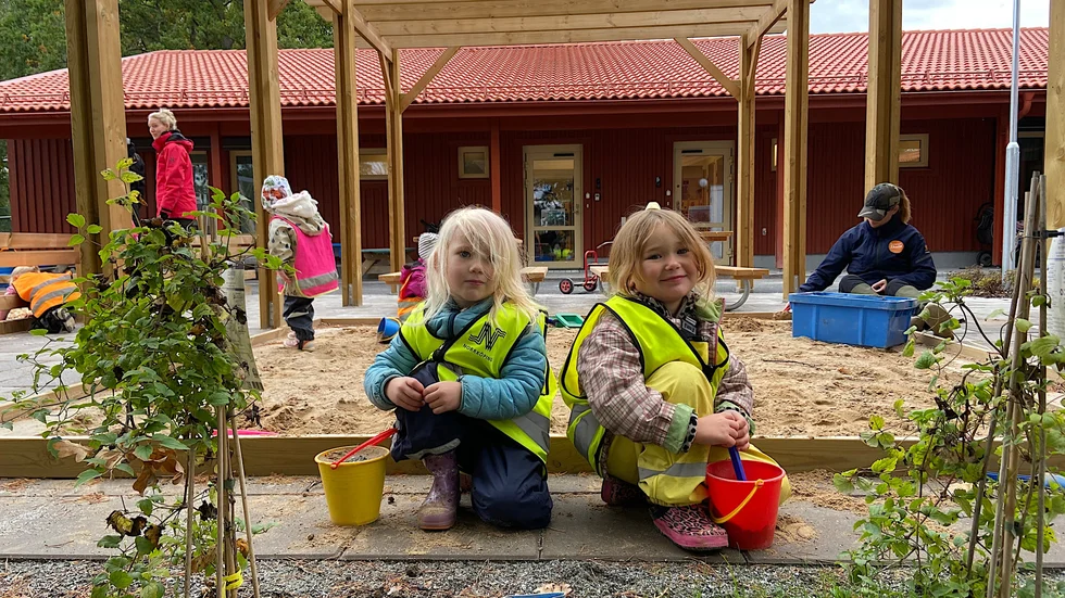 Elvira och Isabella gillar den nya förskolan och allt roligt som finns att göra.